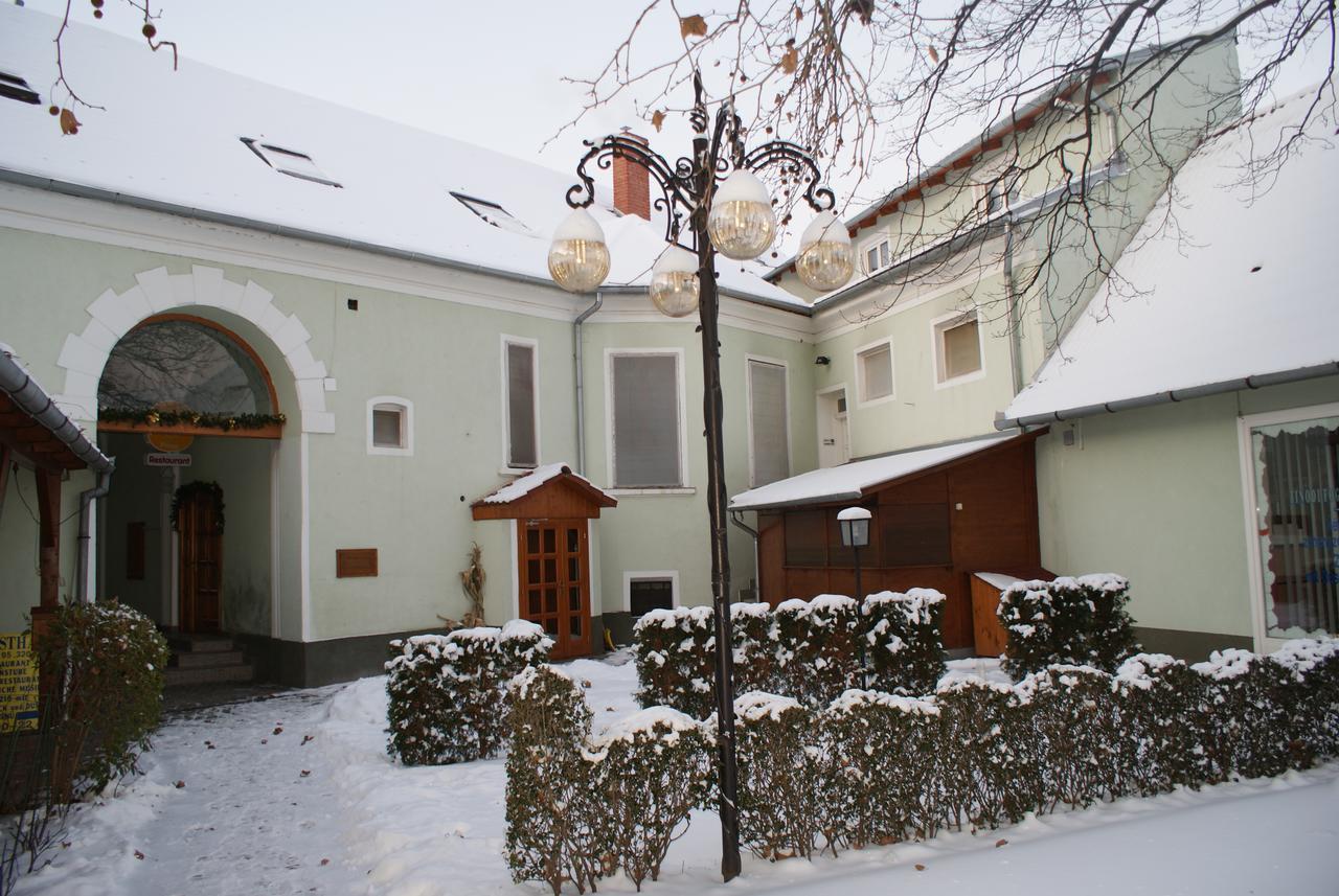 Tinodi Fogado Bed & Breakfast Sárvár Eksteriør bilde